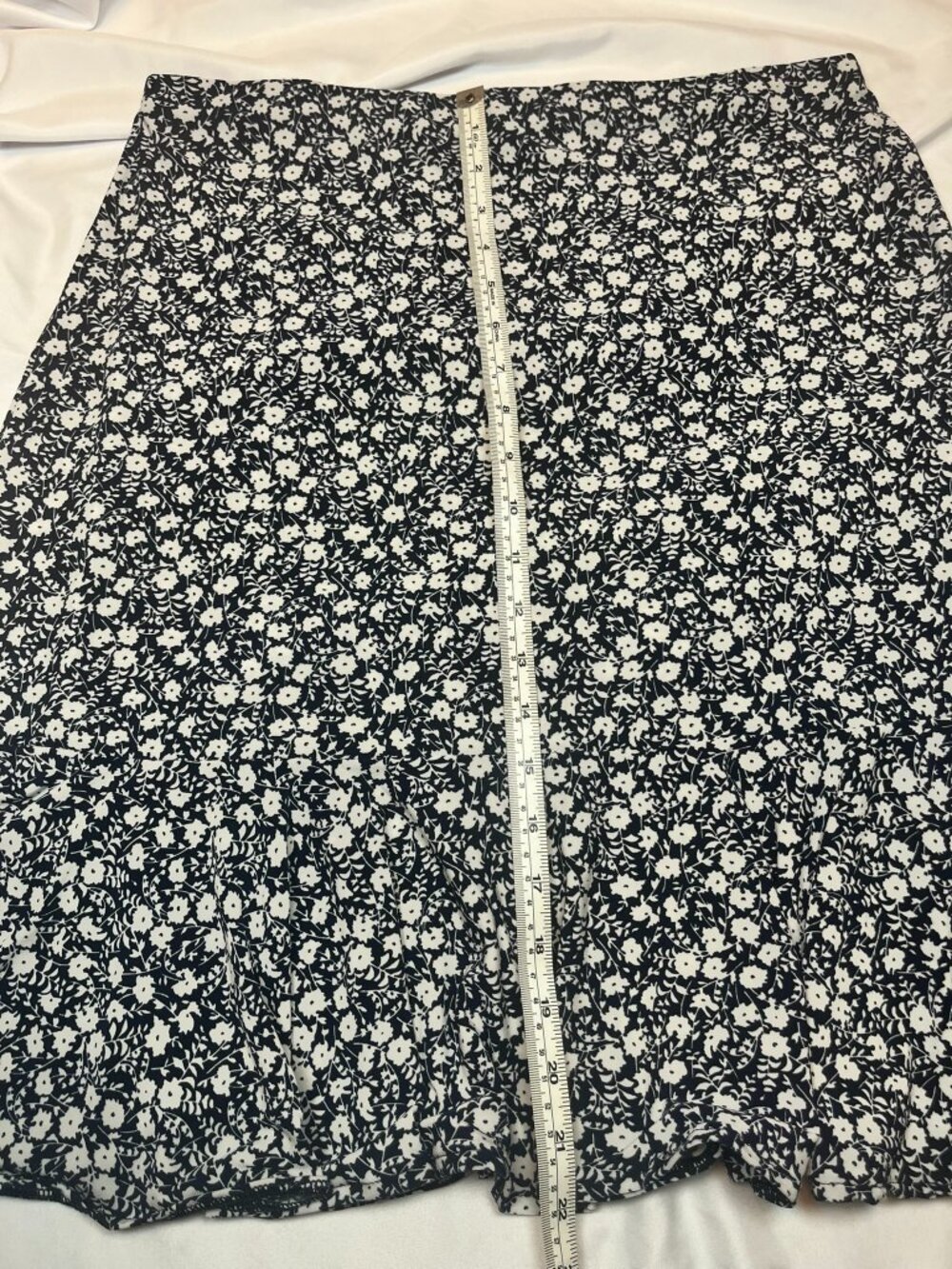 Navy-and-White Floral A-line Skirt with Mermaid-Style Hem-Chaps XL - Picture 6 of 7